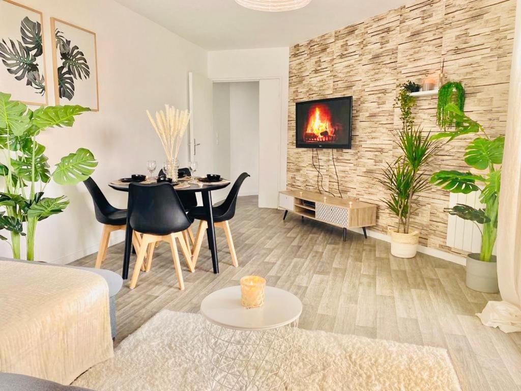 Appartement T2 Très Charmant à Cergy Le Haut à seulement 3 min à pied de la gare !! PARKING PRIVE Extérieur photo